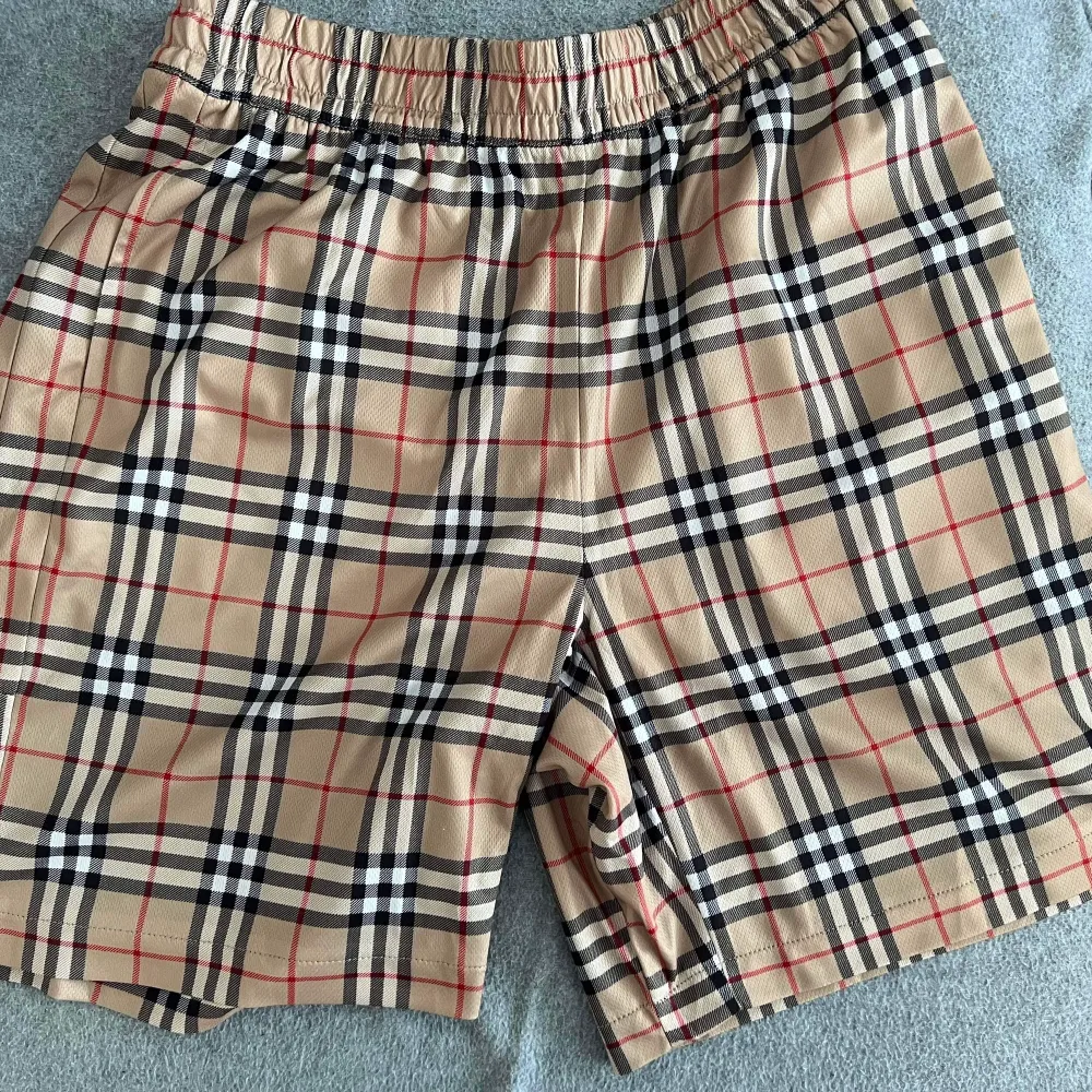Vintage burberry shorts, gåva från min farbror som bor i UK. Aldrig använt dom för att de inte passar mig. Priset går att diskutera då jag har ingen kvitto på de, de är äkta. Storleken på de är S på dom men skulle passa också som M. Shorts.