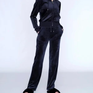 Juicy set  - Tänkte sälja mitt juciy couture set hela för 1600 eller om ni köper 1 del för 750 men pris kan diskuteras/ sänkas vid snabb affär ♥️ Byxorna är i s men sitter som xxs/xs jag är 1,59 och dom passar men kan även passa några cm längre eller kortare ♥️ Priv 