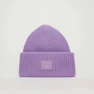 Acne mössa  - Säljer min coola Acne mössa!!💜 Den är i en jättecool färg och så snygg på vintern eftersom den sticker ut lite💜💜💜