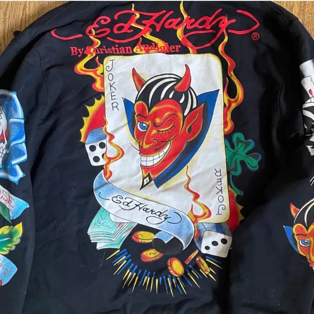 Säljer min ed hardy zip hoodie, super fint skick och inte mycke använd alls. Tröjor & Koftor.