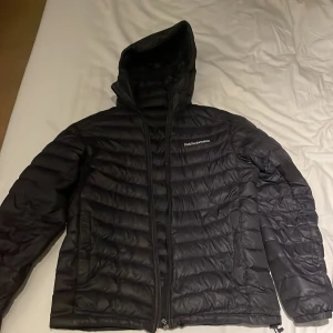 Peak performance jacka - Allväders jacka som är väldigt skön och bekväm. Jackan är i okej skick men inget som syns. Nypris: 2299kr Betalning sker via Swish  Köparen står för frakten Mvh 