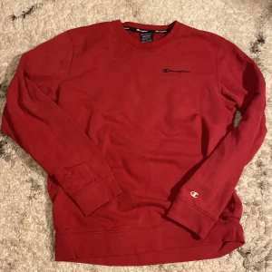 Red Champion sweatshirt (M) - Säljer denna champion sweatshirten då den inte passar mig. Den är utmärkt kvalitet men använd. Storlek M men den passar nog S lika bra. (Frakten ingår i priset)