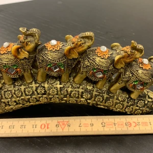 Elefant familjen prydnad  - De här cirkus elefanter behöver ett hem. Bred 16cm Höjd 9cm 🐘🐘🐘🐘🐘🐘