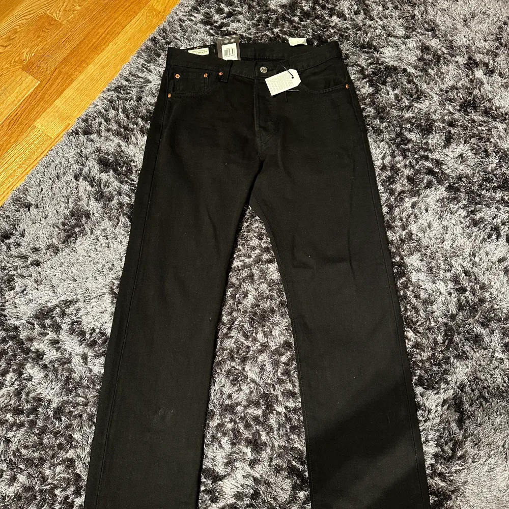 Ett par svarta Levi’s jeans i modellen 501, helt oanvända. Säljer pga för liten storlek! Storlek W30 L30 Hör av dig vid funderingar!. Jeans & Byxor.