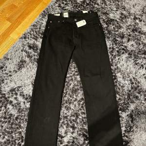 Ett par svarta Levi’s jeans i modellen 501, helt oanvända. Säljer pga för liten storlek! Storlek W30 L30 Hör av dig vid funderingar!