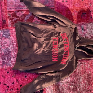 Brun röd hoodie - Brun och röd hoodie som jag fick av en polare, bra kvalitet den är tjock och varm, fin färg nu i hösten.