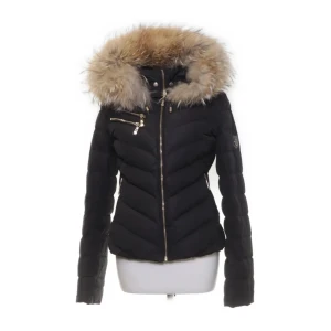 Hollies jacka - Säljer denna jacka Strl 32, jag som har 34 kan ha den. Jackan är kemtvättad och fint skick, egna bilder kan tas! Jackan kan tas till Katrineholm, Stockholm, Eskilstuna.