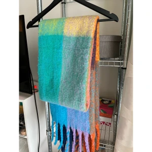 Färgglad ”acne” halsduk 🧣  - Säljer denna färgglada halsduk som är snarlik den populära från acne, denna är alltså INTE från acne. Denna är större och mysigare om du frågar mig. Köptes på Zalando för 279 och är aldrig använd. Hann bara klippa bort prislappen. 🌈🌈🌈 