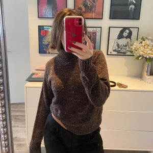 Stickad tröja  - Brun stickad tröja! Supermysig och fin. Köpare står för frakt. 💕