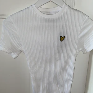 Lyle&Scott vit tajt t shirt - Helt oanvänd och somsagt helt ny:)