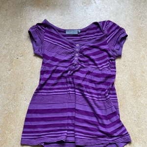 Gullig tröja - Söt randig tröja! Kontakta vid frågor elr fler bilder🫶ursprungligen från kappahl men köpte secondhand 