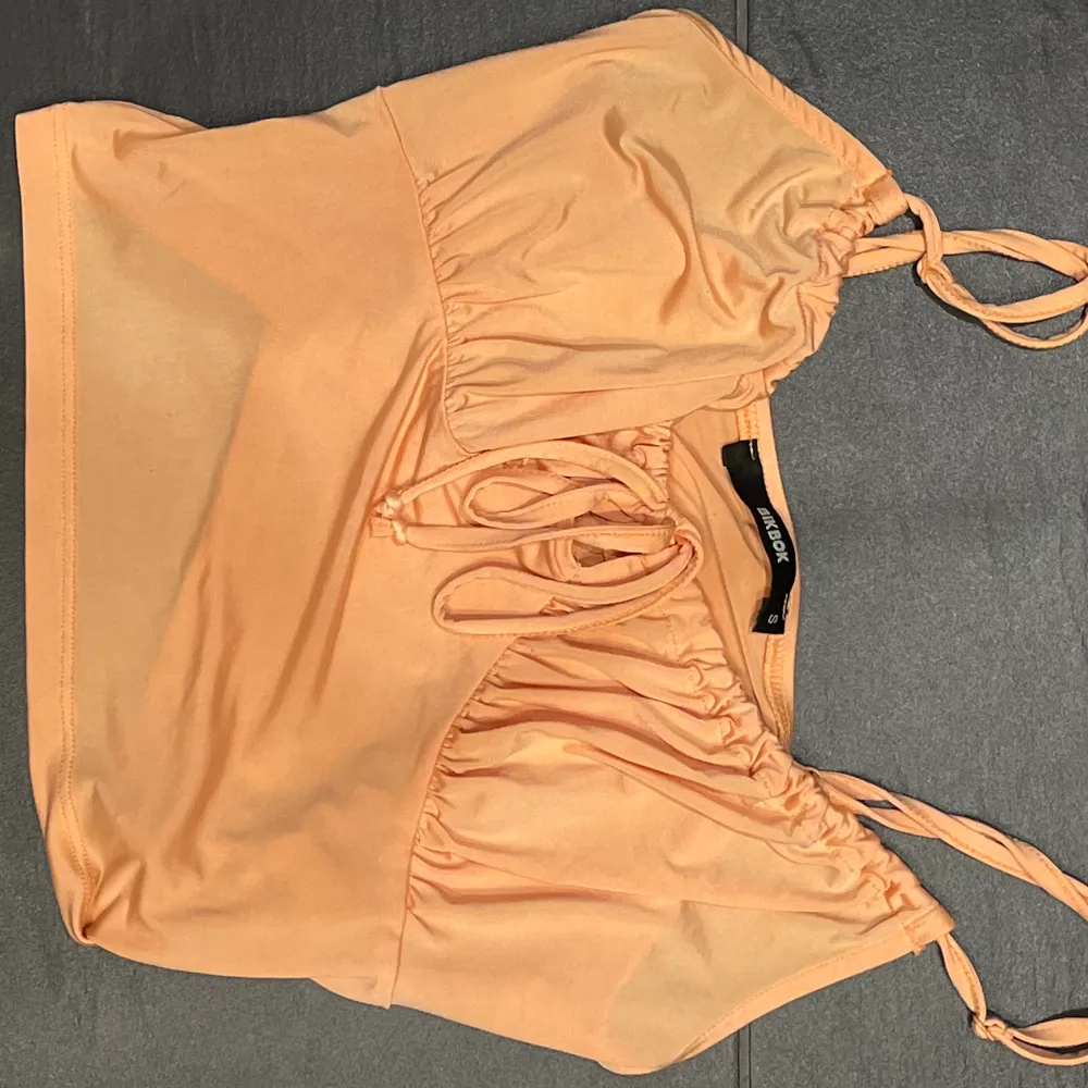 Säljer detta orangea linne från BikBok då det inte används, är i mycket bra skick och använd ett fåtal gånger. Storlek S. Toppar.