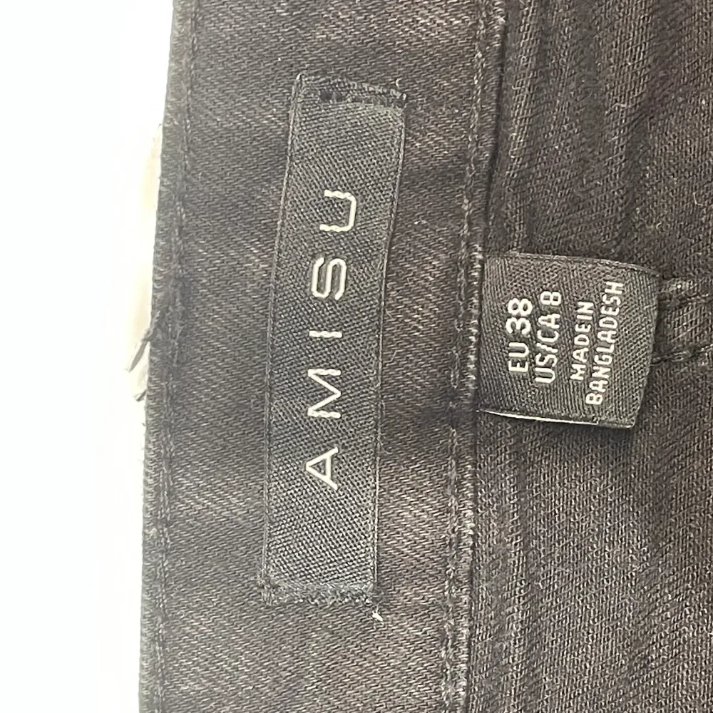 Säljer denna svarta högmidjade jeanskjol från H&M då den inte används, den är använd ett fåtal gånger men i mycket bra skick. Storlek 38/S. Kjolar.