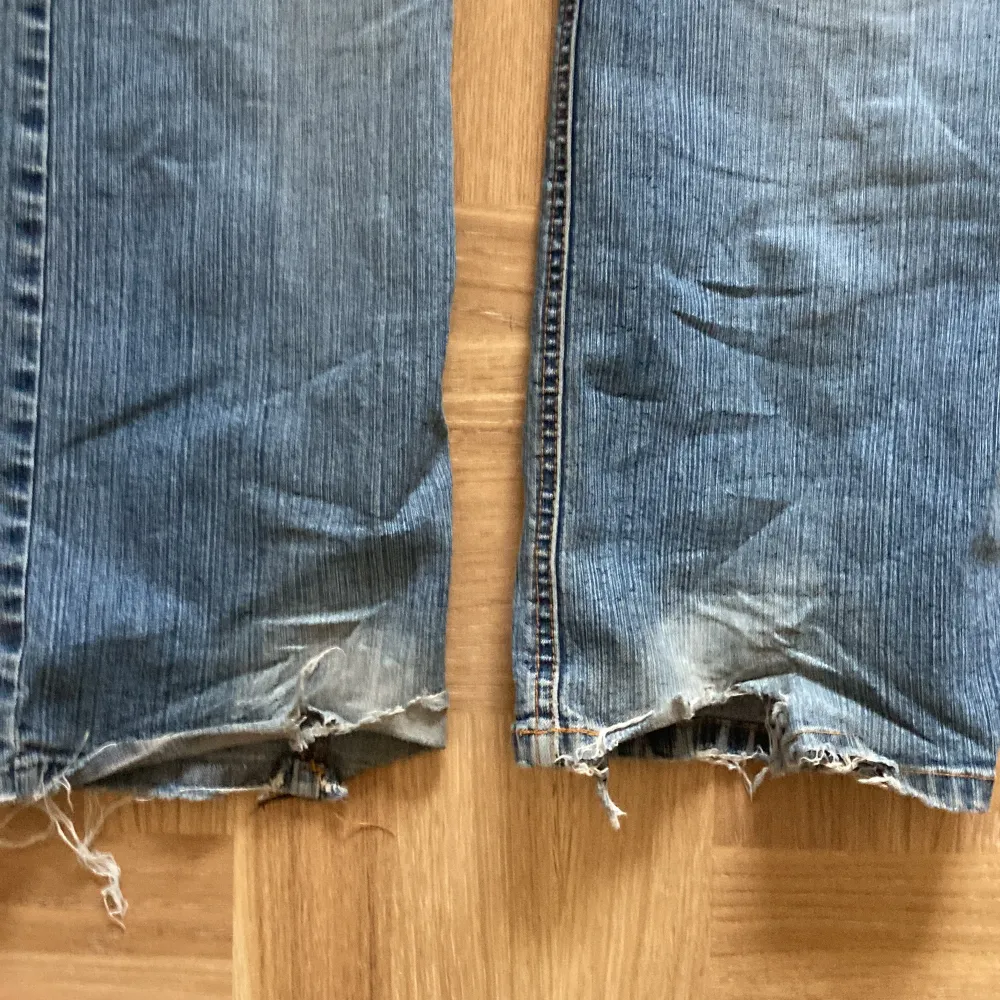 Säljer mina lågmidjade jeans då det inte är min stil längre! Kontakta vid frågor 💗köparen står för frakt. Jeans & Byxor.
