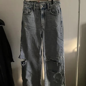 Jeans med hål - Snygga lite vidare jeans som inte kommer till användning. Kommer ifrån bershka. Pris kan diskuteras 