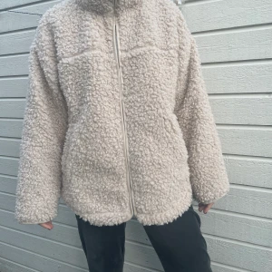 Fluff/Teddyjacka  - Säljer denna Teddyjacka från Urban Outfitters. Använd ytterst få gånger och ser nästan ut som ny!♥️