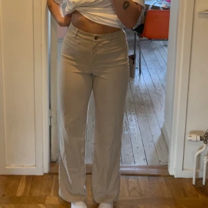 kostymbyxor från monki - bekväma kostymbyxor från monki. inte använda så mycket då jag tycker de är lite för korta på mig som är 170