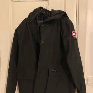 Canada Goose Jacka - Ny äkta Canada Goose jacka som knappt blivit använd. Jackan är äkta och i storlek L. Hör av er om ni har frågor