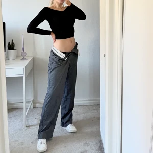 Oversize, stora kostymbyxor, low waist, low rise, ZARA - Kanske de snyggaste kostymbyxor! Från Zara. Mid/low rise beroende på hur du vill att de ska sitta. Men tanken är att de ska vara slouchy och låga. Helt nya. Lappar kvar! Storlek M.