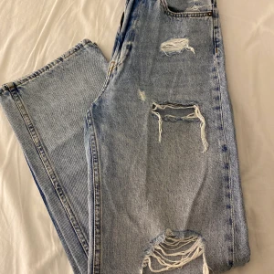 Slitna jeans - Bra skick, storlek 36🌸 Slitna på knäna.