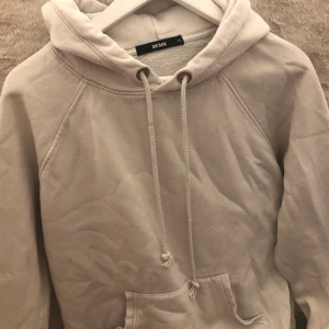 Hoodie - Vit hoodie från bikbok
