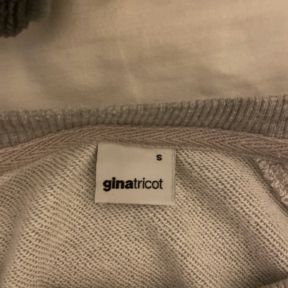 Säljer nu denna gråa tröja ifrån ginatricot då den inte kommer till användning. Så mjukt material. 100kr+frakt! För fler bilder kom privat och pris kan diskutera vid snabb affär! 🥰. Tröjor & Koftor.