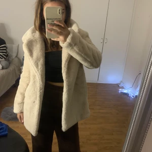 Fluffig kappa - Den är väldigt mysig att ha på vinter värmer mycket men säljer de för har köpt så mycket jackor så kommer nog inte använda den. Köpte den för 500kr på H&M men säljer den nu för 200 och har inte använt den alls mycket!