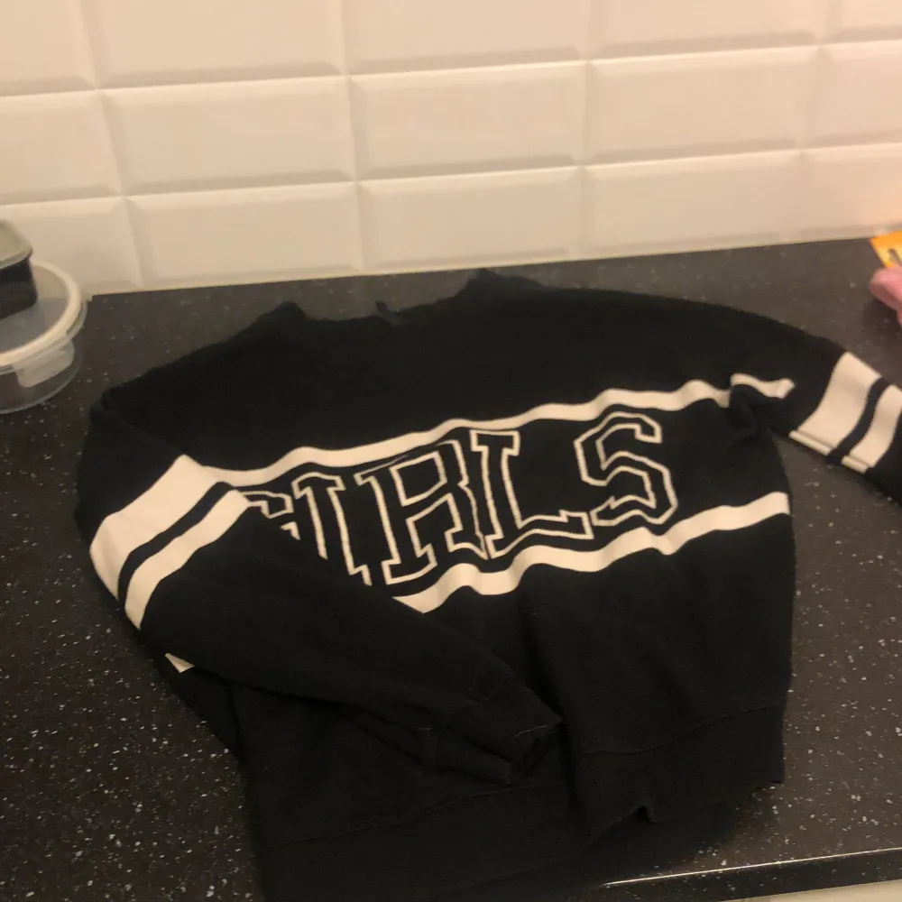 Begagnad sweatshirt i stl xs använd men i gott skick 100 kr (kan eventuellt sänkas)  Tvättas innan köp. Tröjor & Koftor.