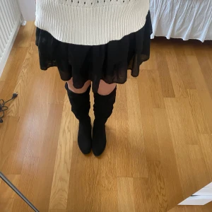 Svarta stövlar - Säljer dessa stövlarna då de inte passar mig💓