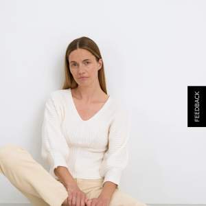 Säljer denna vita stickade tröjan från Lindex i stl M. Den är aldrig använd och lappen är kvar😊 nypris: 399kr säljer för: 300