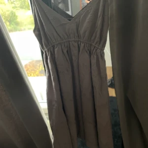 Mönstad klänning - Oanvänd klänning, köpt på butik i Visby
