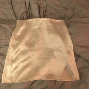 Gina tricot  - Super söt minikjol med en slit. As bra till sommaren men också med ett par tajts under och en stickad tröja. Pris kan absolut diskuteras.