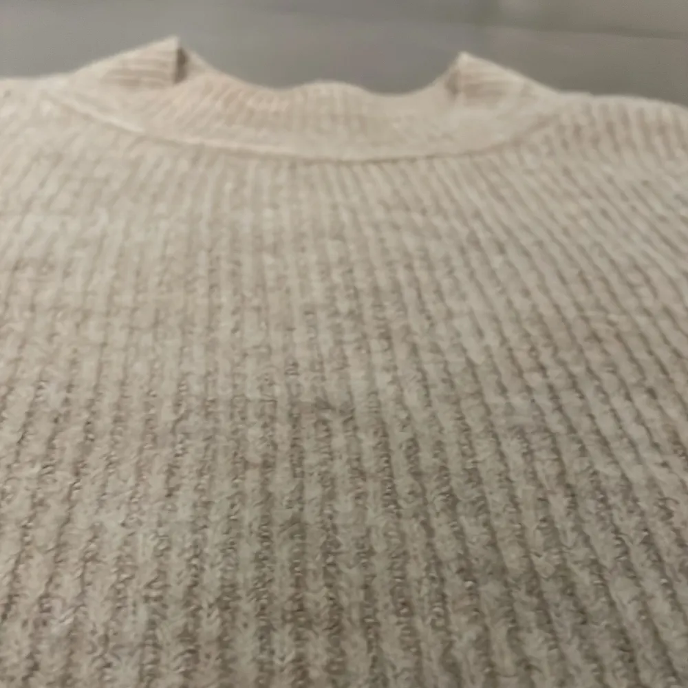 Nästan helt oanvänd stickad tröja från vero Moda, säljer då den inte kommer till användning 💕. Stickat.
