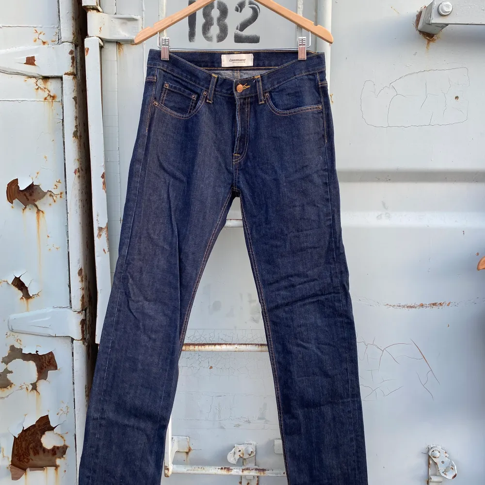 Baggy jeans i en dark wash från Dressman. Stl W31/L34 så är långa i benen och sitter snyggt low rise <3. Jeans & Byxor.