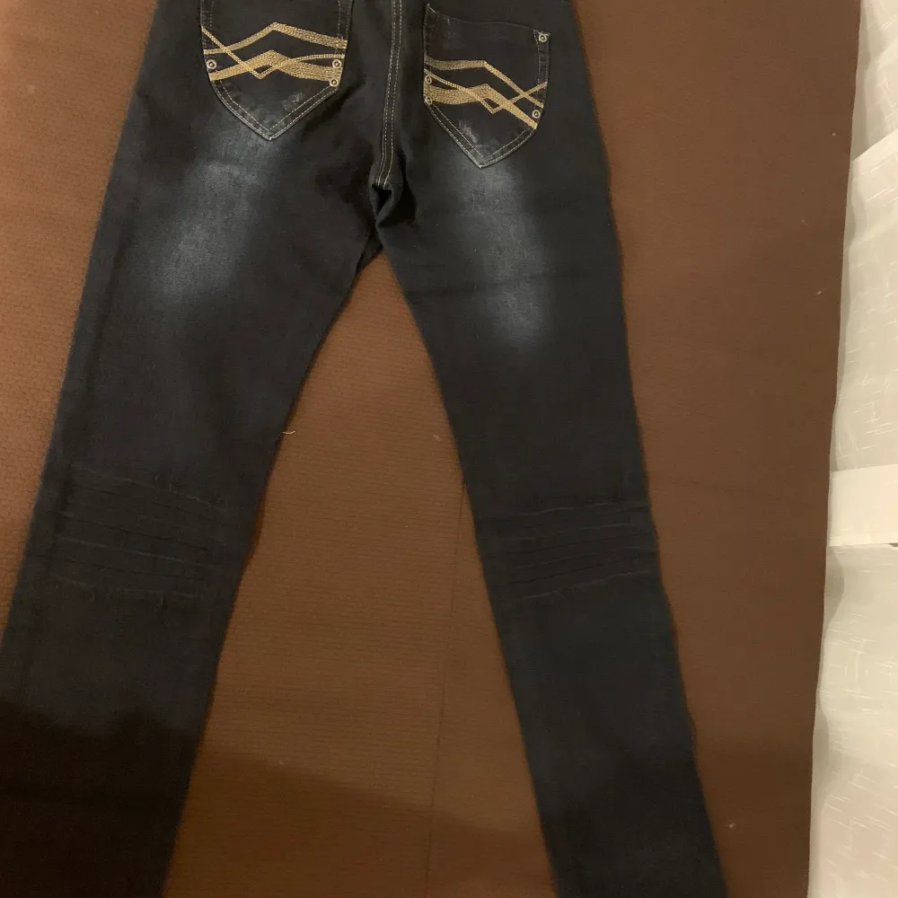 Ett par fina jeans i storlek 36. Prislappen är kvar, helt nya! Aldrig använd! Pris 250kr. Jeans & Byxor.
