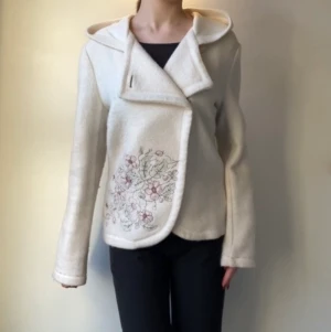 Jacka med luva  - Jacka från Vila med broderade blommor. Jättebra skick. Varm och mjuk. Storlek L men passar mig som har xs, så skulle säga att den kan passa xs-l.🤍