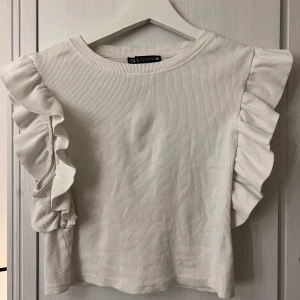 Zara topp vit - Välanvänd topp från zara. Därför säljs så billigt. Köparen står för frakt. 