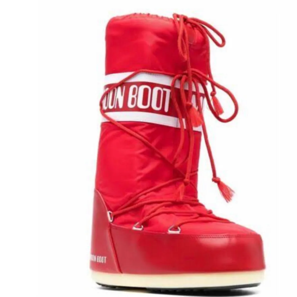 Röda moon boots i storlek 39-41, använda fåtal gånger. Köpta för 1015kr (Inte minna bilder). Skor.