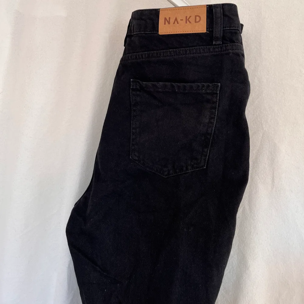 Svarta jeans med slits nertill från NA-KD😍. Endast använda 1-2 gånger då jeansen tyvärr är för stora för mig. Storlek 40 men ganska stora i storleken. Jeans & Byxor.