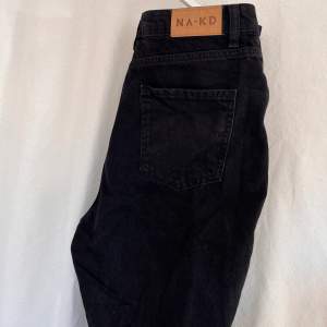 Svarta jeans med slits nertill från NA-KD😍. Endast använda 1-2 gånger då jeansen tyvärr är för stora för mig. Storlek 40 men ganska stora i storleken