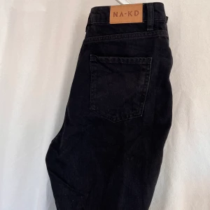 NA-KD svarta jeans - Svarta jeans med slits nertill från NA-KD😍. Endast använda 1-2 gånger då jeansen tyvärr är för stora för mig. Storlek 40 men ganska stora i storleken