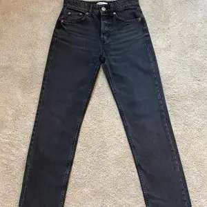 Straight leg Jeans ifrån zara som är mid waist. Använda 1 gång så dom är som nya. Köpta för 359. (Skriv privat för fler bilder)