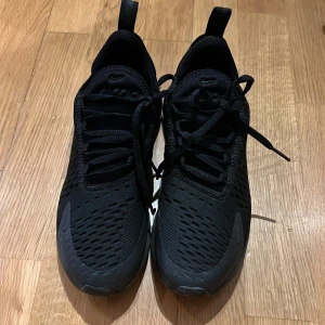 Nike Air Max 270 stl 36,5 - Måste tyvärr sälja mina Svarta nikeskor, de är sparsamt använda då de var för små för mig. 