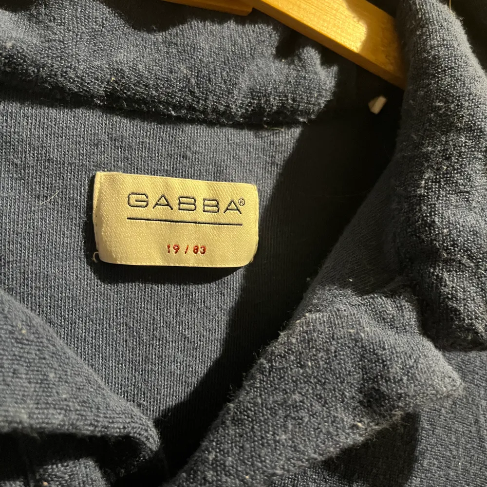 Säljer en oanvänd piké från GABBA, i materialet Frotté. Endast provad, i storlek L! . T-shirts.
