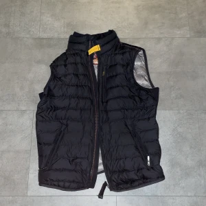 Parajumpers väst  - Mycket fin väst, storleken är xl i barn( så storlek 170), köpte för 3000 för ett år sen typ, knappast använd( lite nån gång ibland förut) men den har blivit för liten nu, helt äkta(scann-kod finns), 