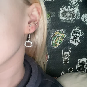 örhängen <3 - hello kitty örhängen <3