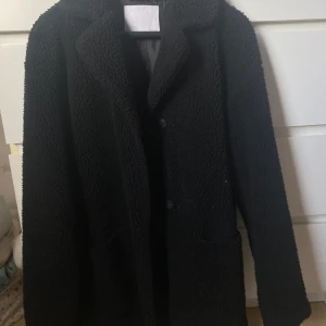 Teddy jacka - En svart trendig Teddy jacka som är väldigt skön! Storleken är 158-164 men passar mig som vanligtvis har xs-s. Den är stängbar och har fickor!💕