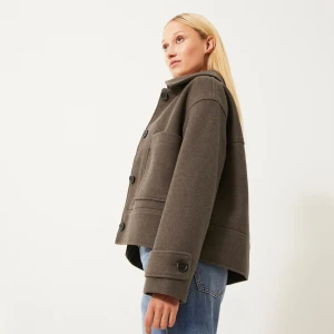 Kappahl kappa - Intressekoll på min bruna Kappahl kappa. Säljer endast mot bra bud då jag är osäker på ifall jag vill sälja den. Endast använd ett fåtal gånger så den är i nyskick. Köparen står för frakten. Buda från 800kr