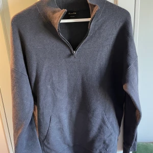Half zip - Mörkgrå half zip från massimo dutti Skick: 9/10 Ord pris: 899kr