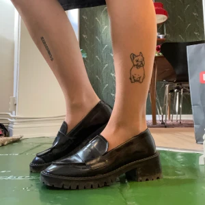 Loafers - Otroliga loafers från Other stories. Minns dom som 37or. Coola detaljer å allmänt snygga!!! Passar till allt. Putsas självklart innan säljning. Fint skick. Köpt för över 1000 